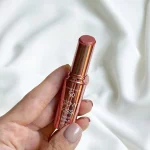 بالم لب جامد گلدن رز ,مدل Glow Kiss Tinted رنگ Vanilla Latte شماره 01 - تصویر 2